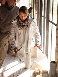 Mariana bei der Arbeit.