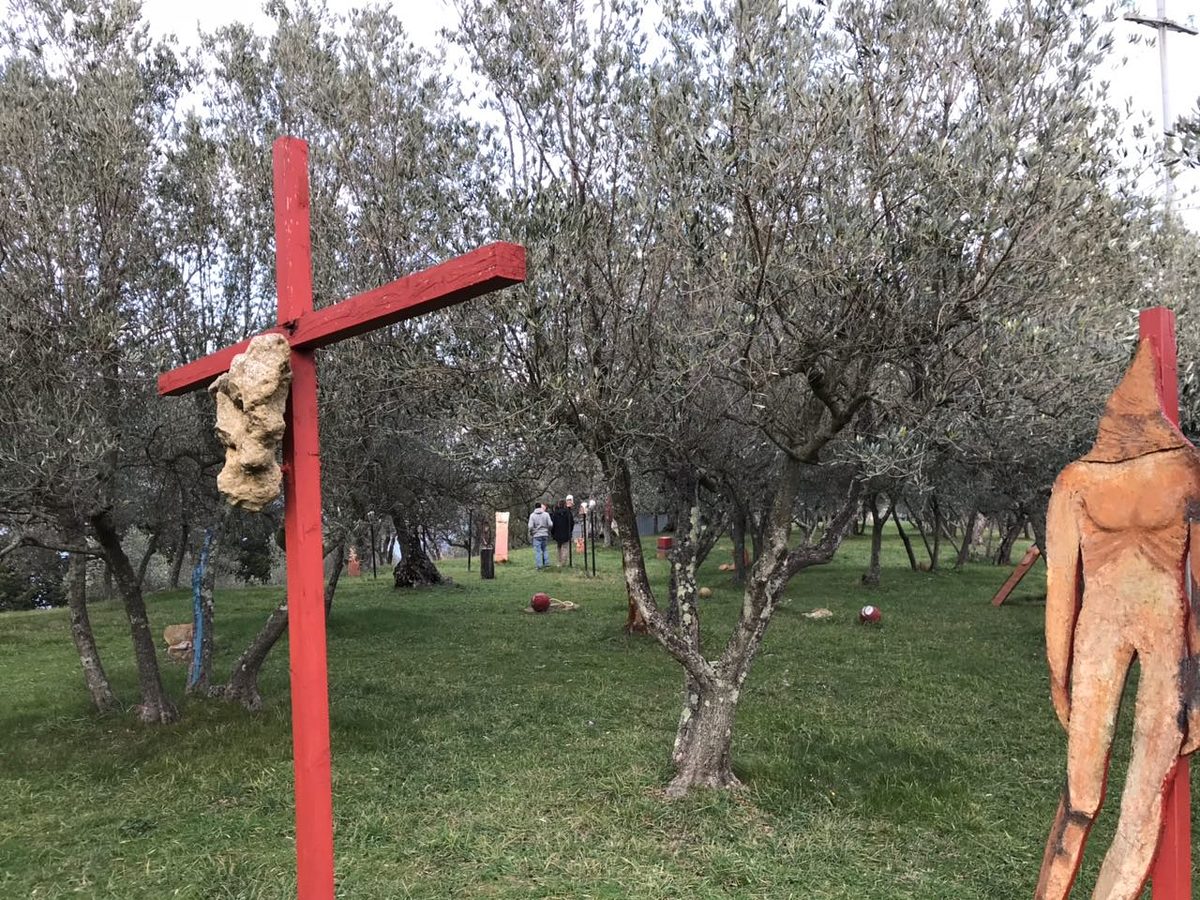Kunstausstellung zwischen Olivenhainen. Kunstausstellung zwischen Olivenhainen.