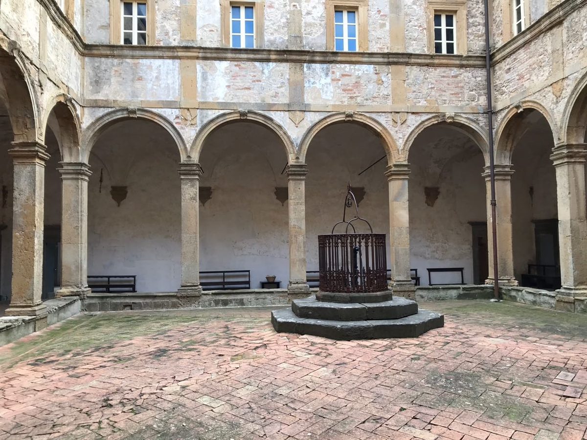 Im Innenhof der Badia Calmadolese. Im Innenhof der Badia Calmadolese.
