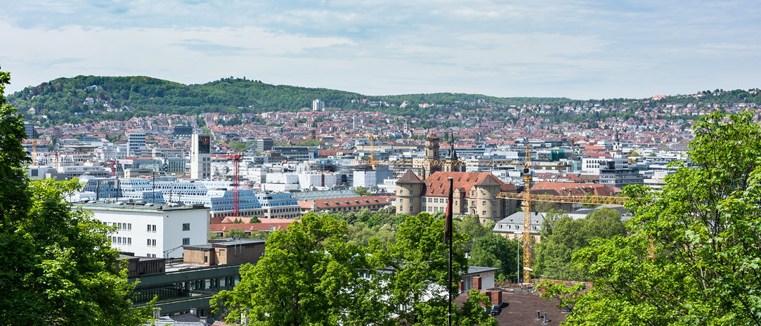 Stuttgart: Panorama der Stadt mit Blick über den Kessel