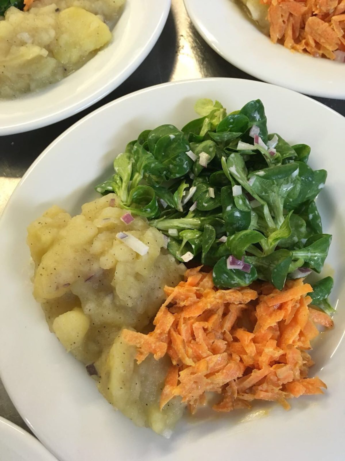 Beim gemischten Salat kriegt man Hunger. Beim gemischten Salat kriegt man Hunger.