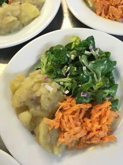 Beim gemischten Salat kriegt man Hunger.