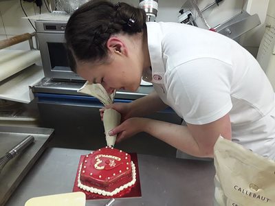 Das lässt sich doch sehen! Stefanie verziert eine kleine Torte.