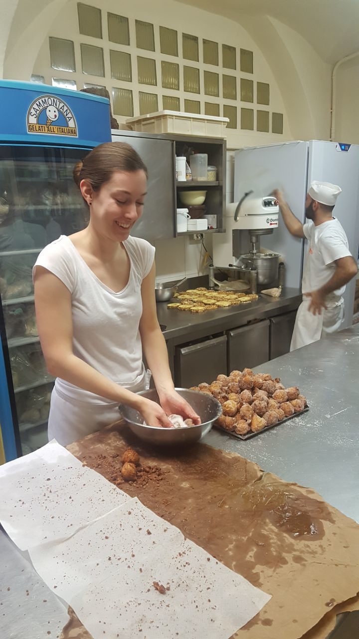Auch Evelyn stellt leckere italienische Spezialitäten her. Auch Evelyn stellt leckere italienische Spezialitäten her.