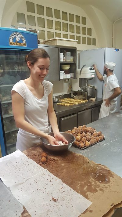 Auch Evelyn stellt leckere italienische Spezialitäten her.