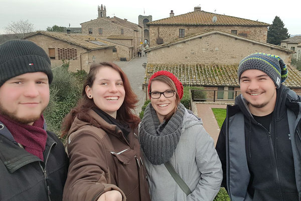 David, Verena, Larissa und Yannick beim Besuch in Monteriggioni.