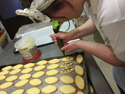 Steffi bei ihrer Arbeit in der Konditorei.