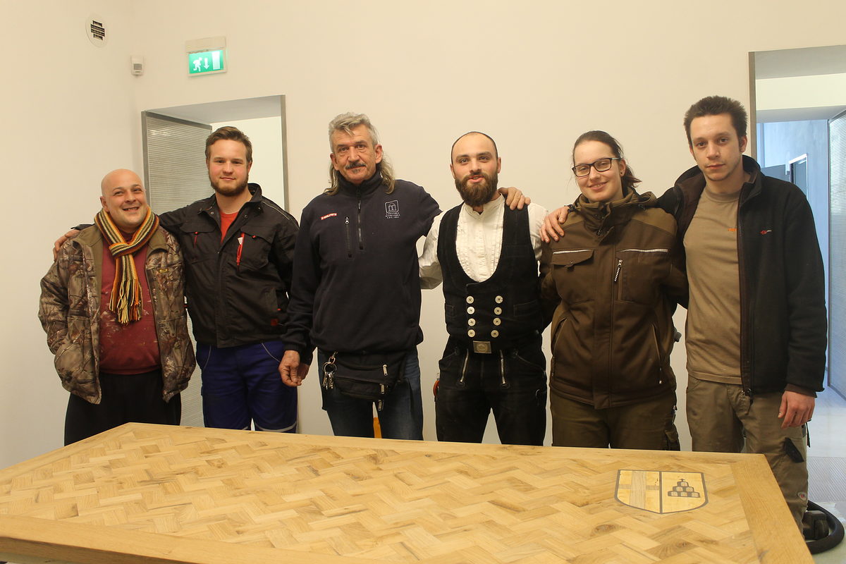 Das Team Fondazione: David, Marco, Verena und Christof mit ihren Chefs. Das Team Fondazione: David, Marco, Verena und Christof mit ihren Chefs.