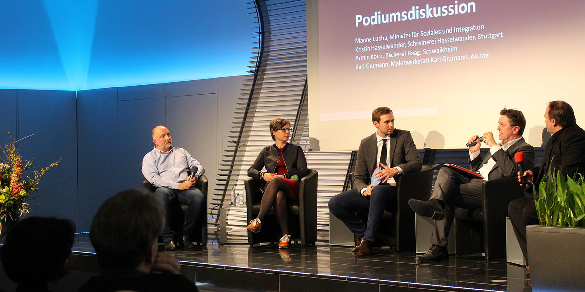 Bei der Mutmacher-Veranstaltung diskutierte Manne Lucha (zweiter von rechts) mit Karl Grumann, Kristin Hasselwander, Moderator Martin Hoffmann und Armin Koch (v.l.n.r.)