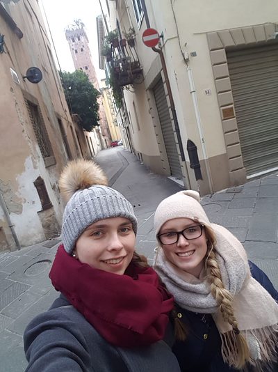 Viktoria und Lisa erkunden Lucca.