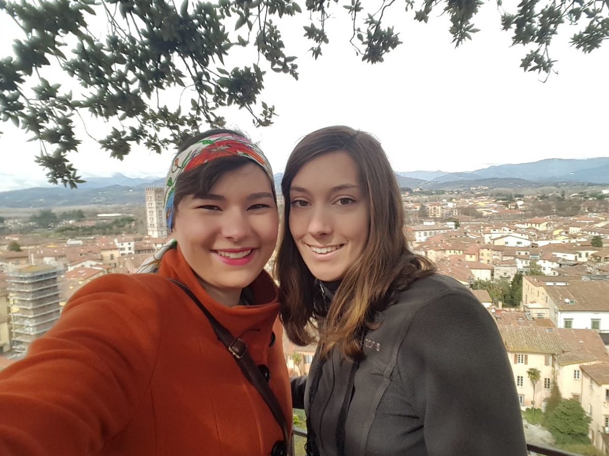 Und ein paar Tage später machten sich Stefanie und Evelyn auf in die Stadt. Und ein paar Tage später machten sich Stefanie und Evelyn auf in die Stadt.