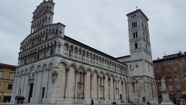 Die Kirche Chiesa di S. Michele am gleichnamigen Marktplatz.