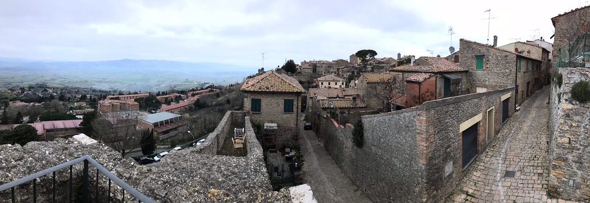 Blick über die Dächer Volterras.
