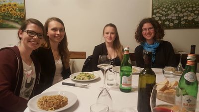 Und Larissa, Viktoria, Lisa und Clara, die bei der Villa Palagione arbeitet, im Da Bado.