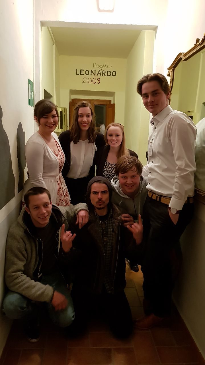 Vorbereitungen auf den Abend: Steffi, Evelyn und Lisa (hinten) mit Christof, Saymon, Felix und Mark. Vorbereitungen auf den Abend: Steffi, Evelyn und Lisa (hinten) mit Christof, Saymon, Felix und Mark.