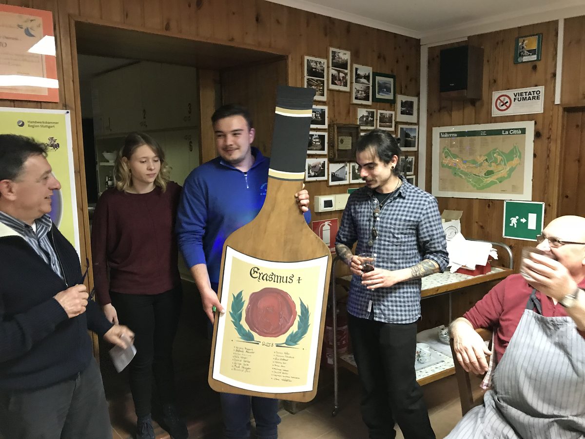 Mariana, Yannick und Saymon übergeben das Geschenk. Mariana, Yannick und Saymon übergeben das Geschenk.