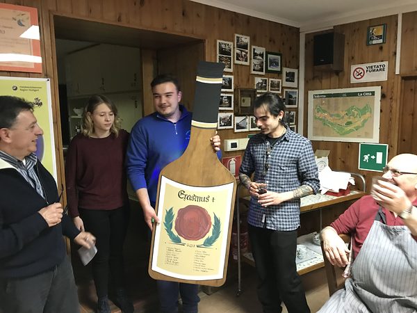 Mariana, Yannick und Saymon übergeben das Geschenk.