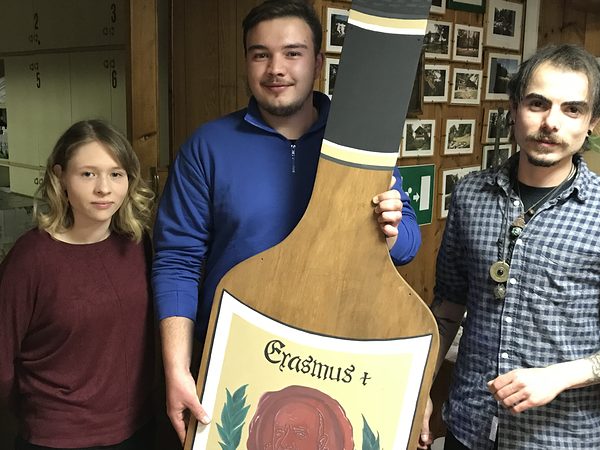 Mariana, Yannick, das Geschenk und Saymon.