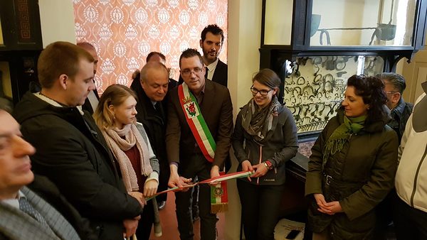 Im Etruskischen Museum eröffneten Andreas Fiala (Vizepräsident der Handwerkskammer) und Bürgermeister Marco Buselli den renovierten Raum.