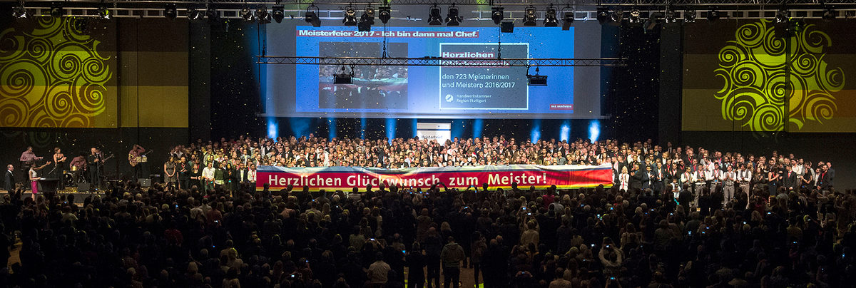Der glamouröse Höhepunkt einer jeden Meisterfeier: Die Jungmeisterinnen und Jungmeister versammeln sich gemeinsam auf der Bühne des Festsaals. Der glamouröse Höhepunkt einer jeden Meisterfeier: Die Jungmeisterinnen und Jungmeister versammeln sich gemeinsam auf der Bühne des Festsaals.