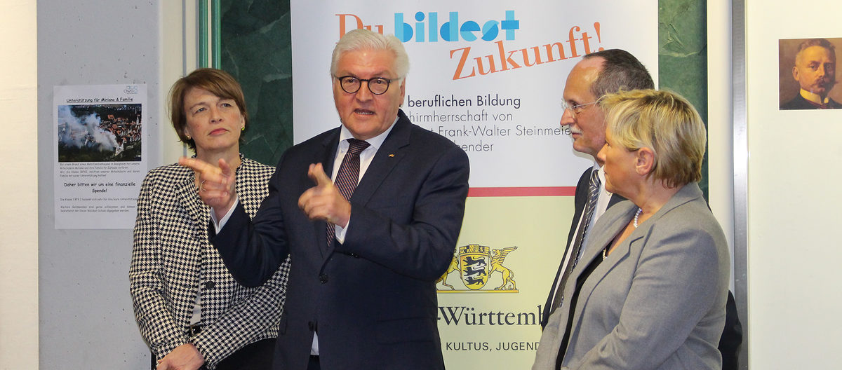 V.l.n.r.: "First Lady" Elke Büdenbender, Bundespräsident Frank-Walter Steinmeier, Schulleiter Andreas Moser und Kultusministerin Dr. Susanne Eisenmann beim Besuch in der Ludwigsburger Oscar-Walcker-Schule. Elke Büdenbender, Bundespräsident Frank-Walter Steinmeier, Schulleiter Andreas Moser, Kultusministerin Dr. Susanne Eisenmann.