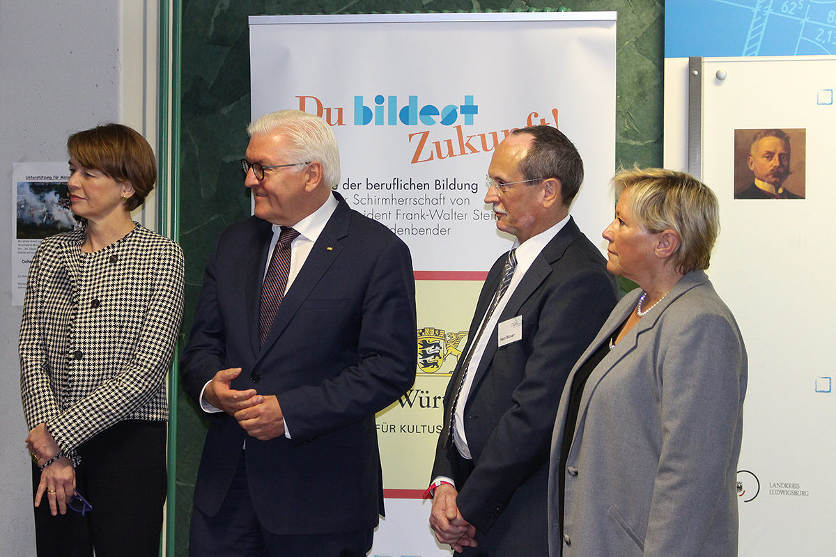 V.l.n.r.: "First Lady" Elke Büdenbender, Bundespräsident Frank-Walter Steinmeier, Schulleiter Andreas Moser und Kultusministerin Dr. Susanne Eisenmann. V.l.n.r.: "First Lady" Elke Büdenbender, Bundespräsident Frank-Walter Steinmeier, Schulleiter Andreas Moser und Kultusministerin Dr. Susanne Eisenmann.