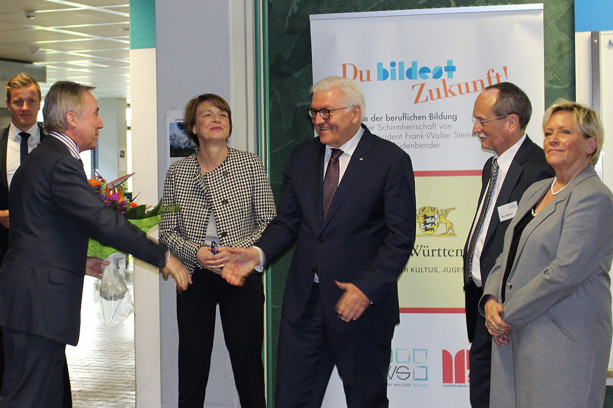 Herzlicher Empfang: Bundespräsident Frank-Walter Steinmeier schüttelte beim Besuch an der Oscar-Walcker-Schule viele Hände - hier die von Landrat Dr. Rainer Haas. Herzlicher Empfang: Bundespräsident Frank-Walter Steinmeier schüttelte beim Besuch an der Oscar-Walcker-Schule viele Hände - hier die von Landrat Dr. Rainer Haas.
