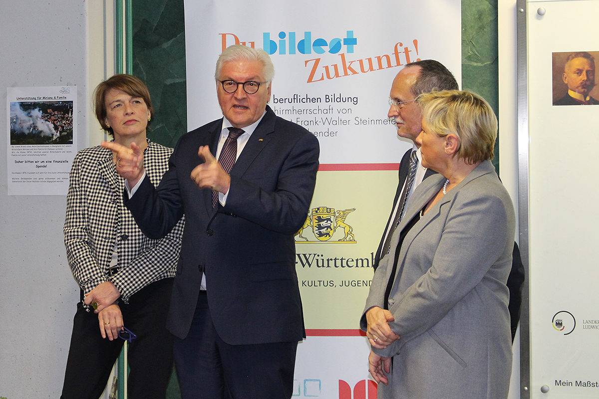 V.l.n.r.: "First Lady" Elke Büdenbender, Bundespräsident Frank-Walter Steinmeier, Schulleiter Andreas Moser und Kultusministerin Dr. Susanne Eisenmann. V.l.n.r.: "First Lady" Elke Büdenbender, Bundespräsident Frank-Walter Steinmeier, Schulleiter Andreas Moser und Kultusministerin Dr. Susanne Eisenmann.
