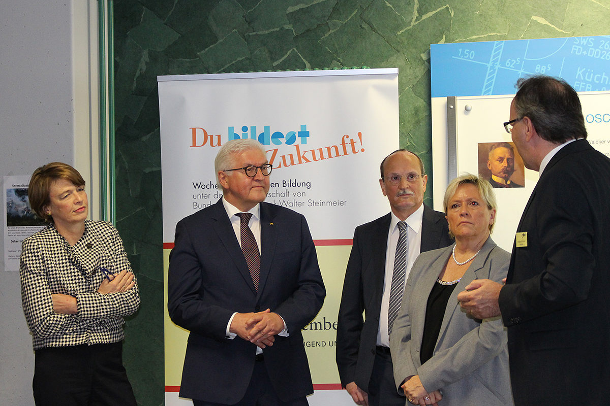 V.l.n.r.: "First Lady" Elke Büdenbender, Bundespräsident Frank-Walter Steinmeier, Schulleiter Andreas Moser, Kultusministerin Dr. Susanne Eisenmann und der koordinierende Schulleiter Wolfgang Ulshöfer. V.l.n.r.: "First Lady" Elke Büdenbender, Bundespräsident Frank-Walter Steinmeier, Schulleiter Andreas Moser, Kultusministerin Dr. Susanne Eisenmann und der koordinierende Schulleiter Wolfgang Ulshöfer.