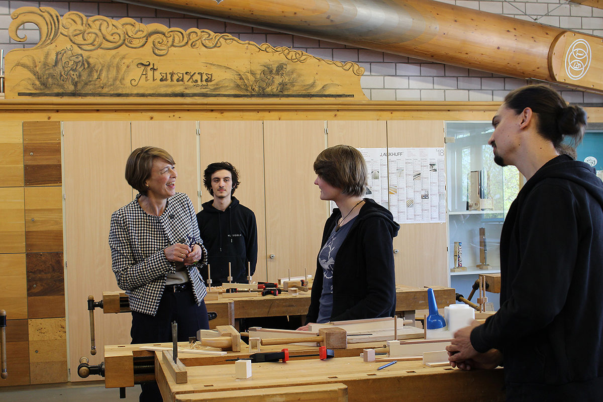 Elke Büdenbender in regem Austausch mit den Lehrlingen der Oscar-Walcker-Schule. Elke Büdenbender in regem Austausch mit den Lehrlingen der Oscar-Walcker-Schule.