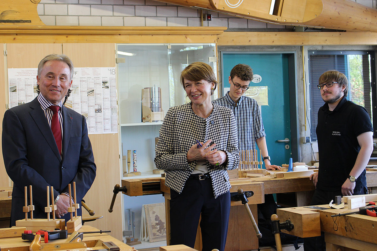 Landrat Dr. Rainer Haas und Elke Büdenbender besichtigen die Orgelbauer-Werkstatt. Landrat Dr. Rainer Haas und Elke Büdenbender besichtigen die Orgelbauer-Werkstatt.