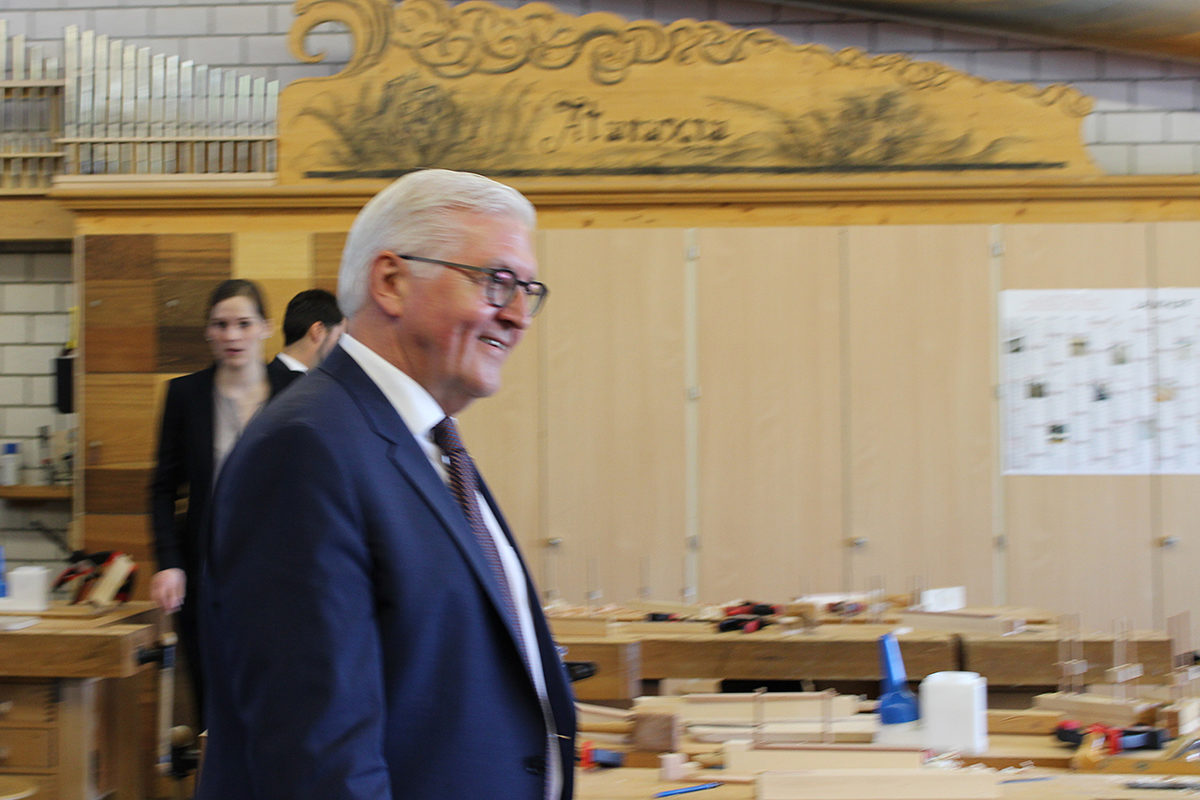 Bundespräsident Frank-Walter Steinmeier beim Besuch in der Werkstatt der Oscar-Walcker-Schule. Bundespräsident Frank-Walter Steinmeier beim Besuch in der Werkstatt der Oscar-Walcker-Schule.