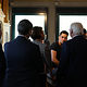 Landrat Dr. Rainer Haas, Schulleiter Andreas Moser, "First Lady" Elke Büdenbender und Bundespräsident Frank-Walter Steinmeier im Gespräch mit einem Auszubildenden.