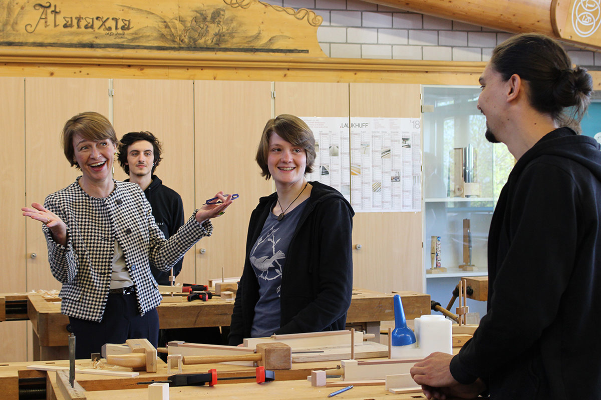 Hatten sichtlich Spaß: Elke Büdenbender im Gespräch mit den Auszubildenden in der Orgelbauer-Werkstatt. Hatten sichtlich Spaß: Elke Büdenbender im Gespräch mit den Auszubildenden in der Orgelbauer-Werkstatt.