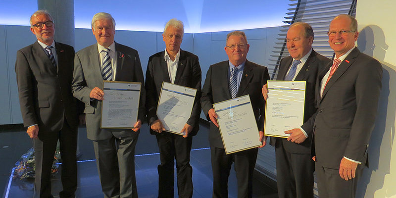 V.l.n.r.: Roland Wöhr aus Schorndorf, Dieter Klein aus Stuttgart, Rolf Maier aus Köngen und Roland Maier aus Vaihingen/Enz wurden auf der Herbst-Vollversammlung 2014 von Kammerpräsident Rainer Reichhold (re.) und dem früheren Kammerchef Claus Munkwitz (li.) mit der Goldenen Ehrennadel ausgezeichnet.