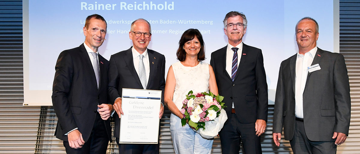 V.l.n.r.: Vizepräsident Alexander Kotz, Präsident Rainer Reichhold, seine Gattin Ute Reichhold, Hauptgeschäftsführer Thomas Hoefling und Vizepräsident Andreas Fiala freuen sich gemeinsam über die Auszeichnung. V.l.n.r.: Vizepräsident Alexander Kotz, Präsident Rainer Reichhold, seine Gattin Ute Reichhold, Hauptgeschäftsführer Thomas Hoefling und Vizepräsident Andreas Fiala freuen sich gemeinsam über die Auszeichnung.