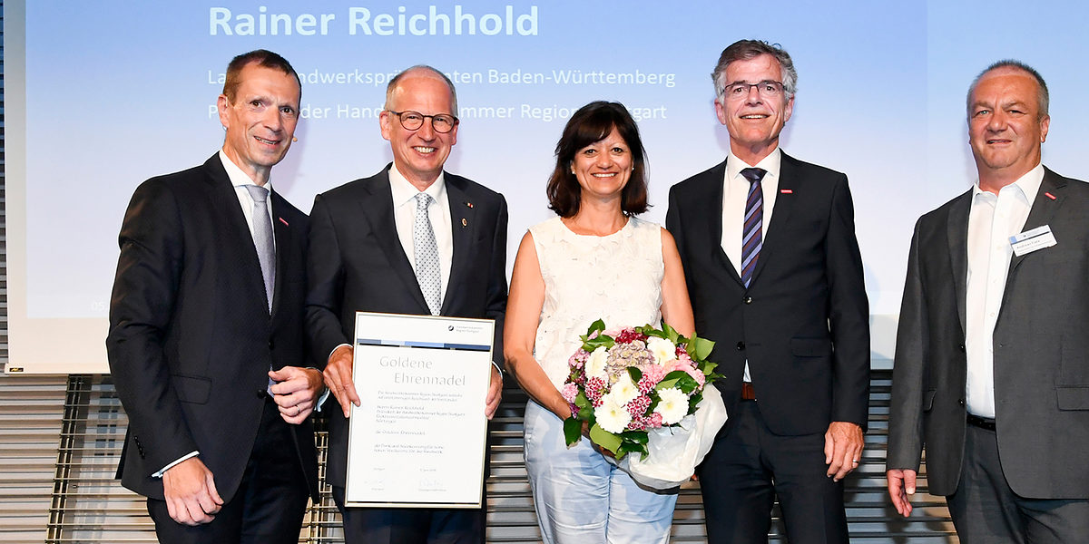 V.l.n.r.: Vizepräsident Alexander Kotz, Präsident Rainer Reichhold, seine Gattin Ute Reichhold, Hauptgeschäftsführer Thomas Hoefling und Vizepräsident Andreas Fiala freuen sich gemeinsam über die Auszeichnung. V.l.n.r.: Vizepräsident Alexander Kotz, Präsident Rainer Reichhold, seine Gattin Ute Reichhold, Hauptgeschäftsführer Thomas Hoefling und Vizepräsident Andreas Fiala freuen sich gemeinsam über die Auszeichnung.