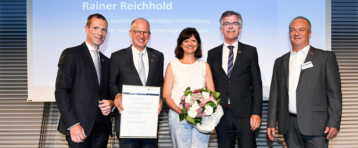 V.l.n.r.: Vizepräsident Alexander Kotz, Präsident Rainer Reichhold, seine Gattin Ute Reichhold, Hauptgeschäftsführer Thomas Hoefling und Vizepräsident Andreas Fiala freuen sich gemeinsam über die Auszeichnung. V.l.n.r.: Vizepräsident Alexander Kotz, Präsident Rainer Reichhold, seine Gattin Ute Reichhold, Hauptgeschäftsführer Thomas Hoefling und Vizepräsident Andreas Fiala freuen sich gemeinsam über die Auszeichnung.