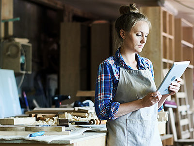 Handwerkerin mit Tablet