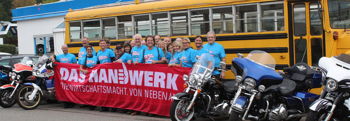 Gemeinsam unterwegs in den Farben der Imagekampagne: Die Kreishandwerkerschaft Ludwigsburg organisierte eine große Motorradausfahrt mit Handwerkern aus allen Gewerken.