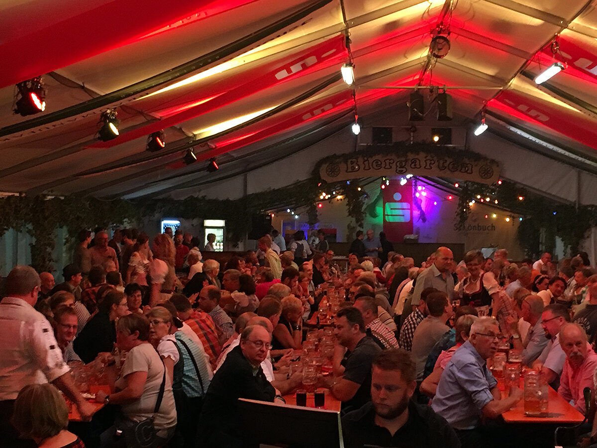 Die Kreishandwerkerschaft Böblingen feierte in Dagersheim beim traditionellen ¿Wasen-Warmup¿ mit Handwerkern aus dem Landkreis im großen Festzelt.