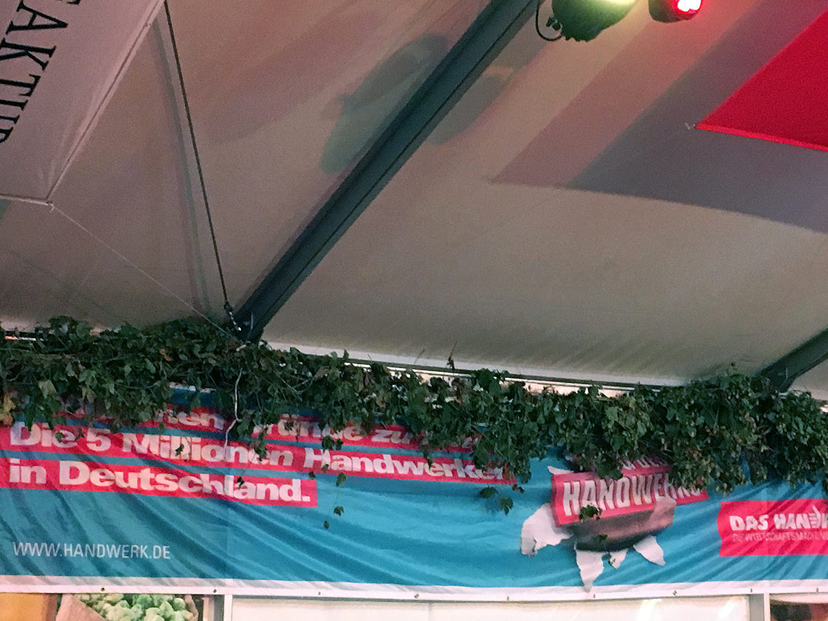 Das Plakat der Imagekampagne durfte beim ¿Wasen-Warmup¿ im Festzelt natürlich nicht fehlen. Das Plakat der Imagekampagne durfte beim ¿Wasen-Warmup¿ im Festzelt natürlich nicht fehlen.