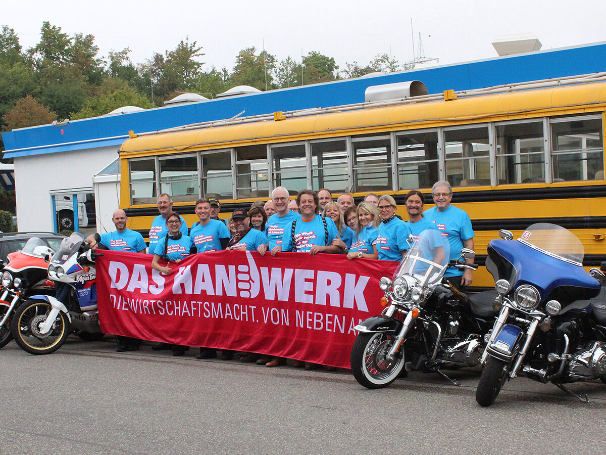 Die Kreishandwerkerschaft Ludwigsburg organisierte eine gemeinsame Motorrad-Ausfahrt, an der neben Kreishandwerksmeister Albrecht Lang auch KH-Geschäftsführerin Nicole Ackermann und Klaus Steidle, Obermeister der Stuckateur-Innung Ludwigsburg, teilnahmen.