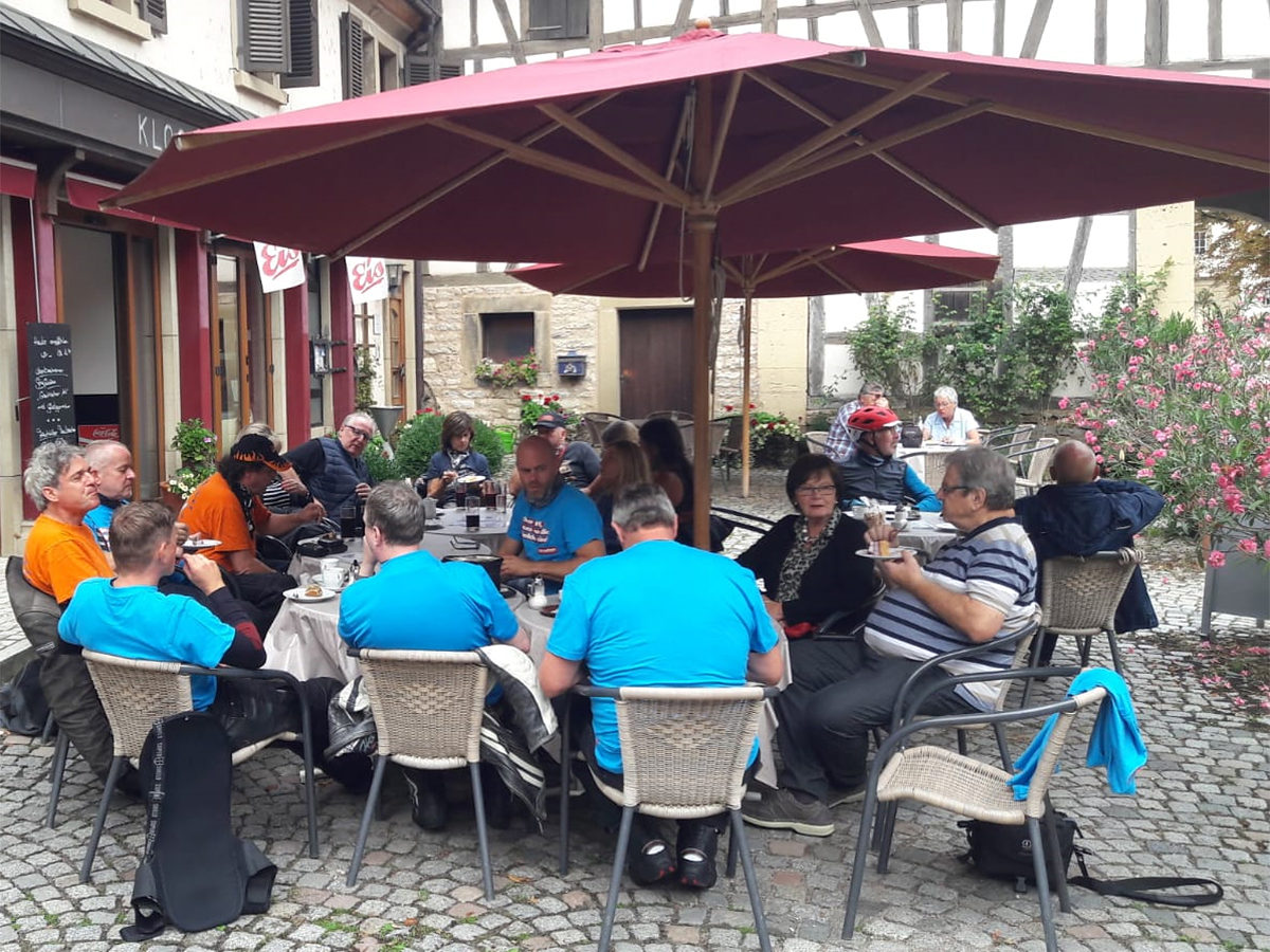 Die Kreishandwerkerschaft Ludwigsburg organisierte eine gemeinsame Motorrad-Ausfahrt, an der neben Kreishandwerksmeister Albrecht Lang auch KH-Geschäftsführerin Nicole Ackermann und Klaus Steidle, Obermeister der Stuckateur-Innung Ludwigsburg, teilnahmen. Die Kreishandwerkerschaft Ludwigsburg organisierte eine gemeinsame Motorrad-Ausfahrt, an der neben Kreishandwerksmeister Albrecht Lang auch KH-Geschäftsführerin Nicole Ackermann und Klaus Steidle, Obermeister der Stuckateur-Innung Ludwigsburg, teilnahmen.