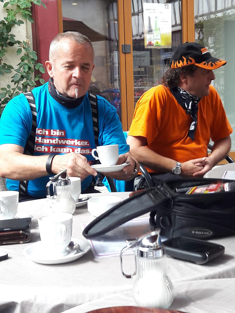 Die Kreishandwerkerschaft Ludwigsburg organisierte eine gemeinsame Motorrad-Ausfahrt, an der neben Kreishandwerksmeister Albrecht Lang auch KH-Geschäftsführerin Nicole Ackermann und Klaus Steidle, Obermeister der Stuckateur-Innung Ludwigsburg, teilnahmen. Die Kreishandwerkerschaft Ludwigsburg organisierte eine gemeinsame Motorrad-Ausfahrt, an der neben Kreishandwerksmeister Albrecht Lang auch KH-Geschäftsführerin Nicole Ackermann und Klaus Steidle, Obermeister der Stuckateur-Innung Ludwigsburg, teilnahmen.