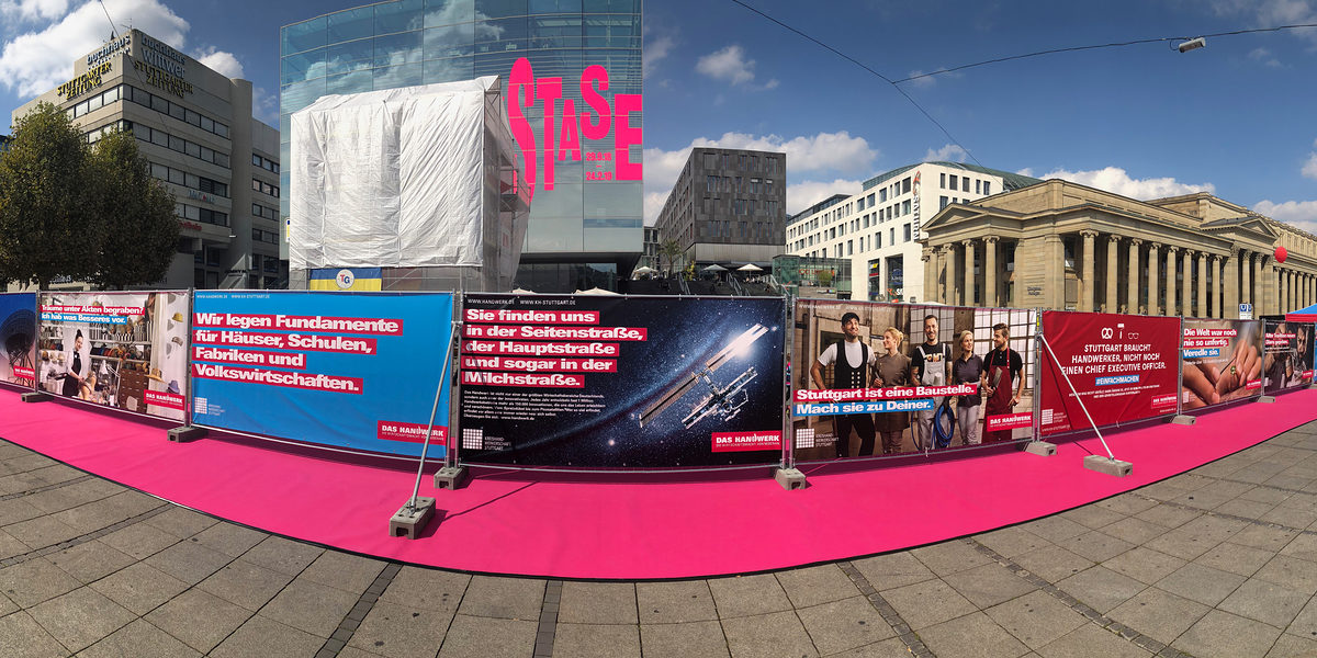 Die Kreishandwerkerschaft Stuttgart nutzte den Tag des Handwerks 2018 für eine spektakuläre Aktion: Auf dem Schlossplatz wurden Motive aus der Imagekampagne an einem langen Bauzaun drapiert. Die Kreishandwerkerschaft Stuttgart nutzte den Tag des Handwerks 2018 für eine spektakuläre Aktion: Auf dem Schlossplatz wurden Motive aus der Imagekampagne an einem langen Bauzaun drapiert.