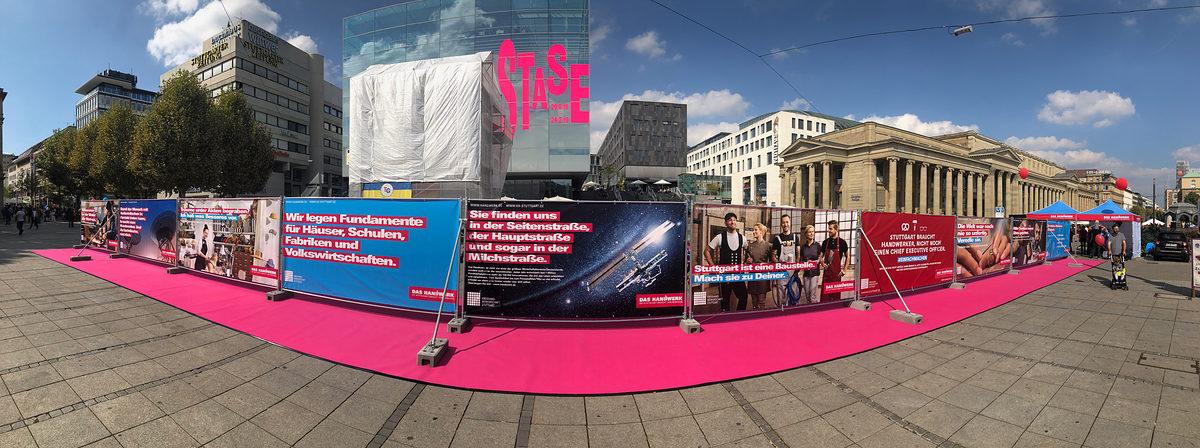 Die Kreishandwerkerschaft Stuttgart nutzte den Tag des Handwerks 2018 für eine spektakuläre Aktion: Auf dem Schlossplatz wurden Motive aus der Imagekampagne an einem langen Bauzaun drapiert.