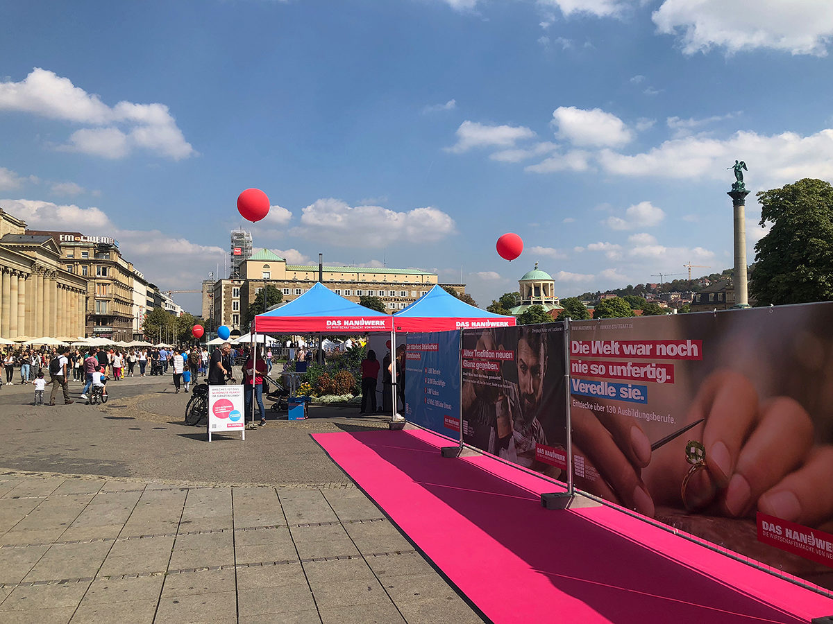 Die Kreishandwerkerschaft Stuttgart nutzte den Tag des Handwerks für eine spektakuläre Aktion: Auf dem Schlossplatz der Landeshauptstadt wurden Motive aus der Imagekampagne an einem langen Bauzaun drapiert. Die Kreishandwerkerschaft Stuttgart nutzte den Tag des Handwerks für eine spektakuläre Aktion: Auf dem Schlossplatz der Landeshauptstadt wurden Motive aus der Imagekampagne an einem langen Bauzaun drapiert.