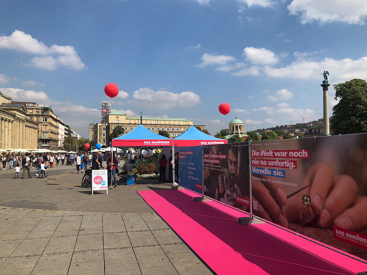 Die Kreishandwerkerschaft Stuttgart nutzte den Tag des Handwerks für eine spektakuläre Aktion: Auf dem Schlossplatz der Landeshauptstadt wurden Motive aus der Imagekampagne an einem langen Bauzaun drapiert.