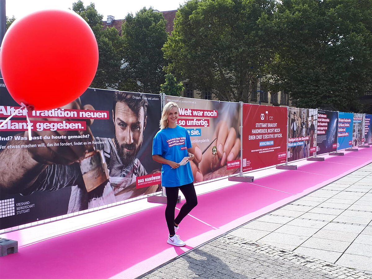 Auch Promoterinnen in den Farben der Imagekampagne rührten auf dem Schlossplatz die Werbetrommel für das Handwerk.